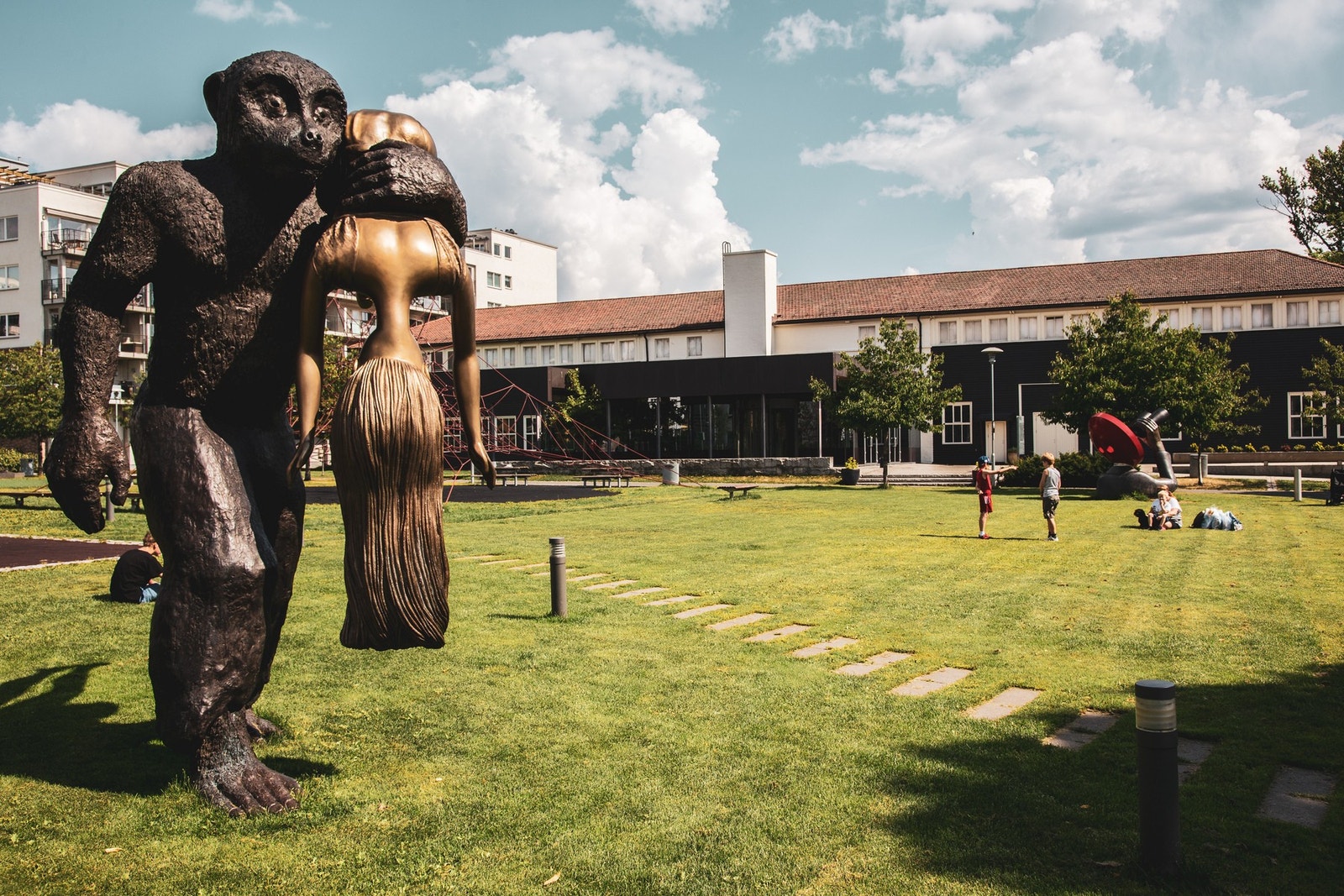 Nærområdet byr på en bredt utvalg parker og grøntområder. Avbildet er Lørenparken. Galleribilde