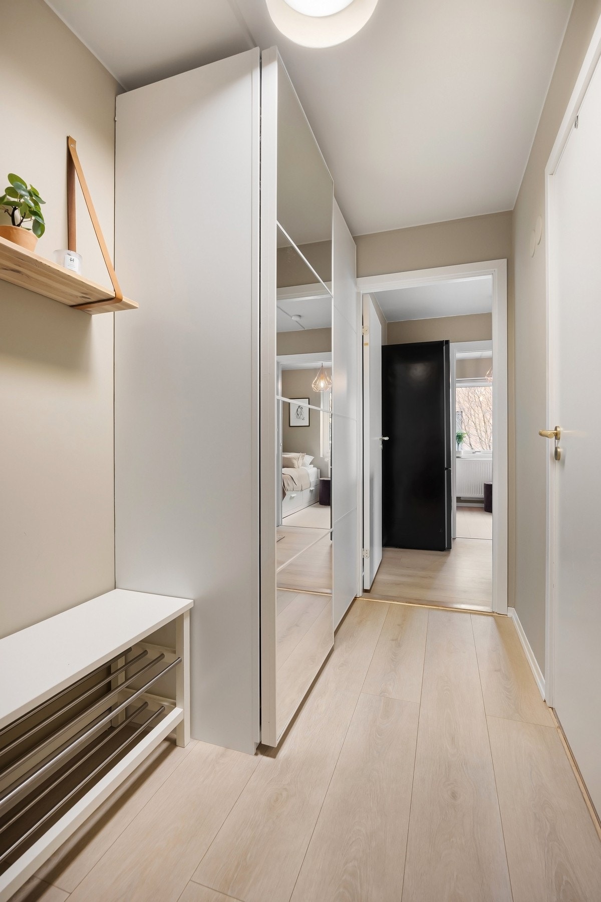 Romslig entré med god plass til garderobeskap, skooppbevaring og jakkeoppheng på vegg. Galleribilde