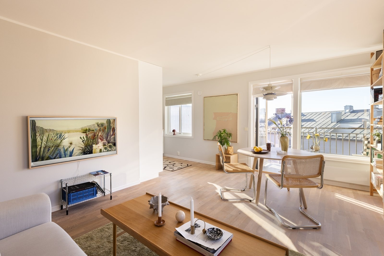 Sosial planløsning med delvis åpen stue/kjøkkenløsning Galleribilde