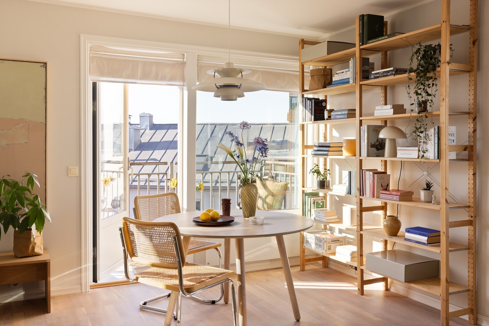 Spiseplassen har godt med plass til gjester og passer perfekt for sosiale sammenkomster Galleribilde