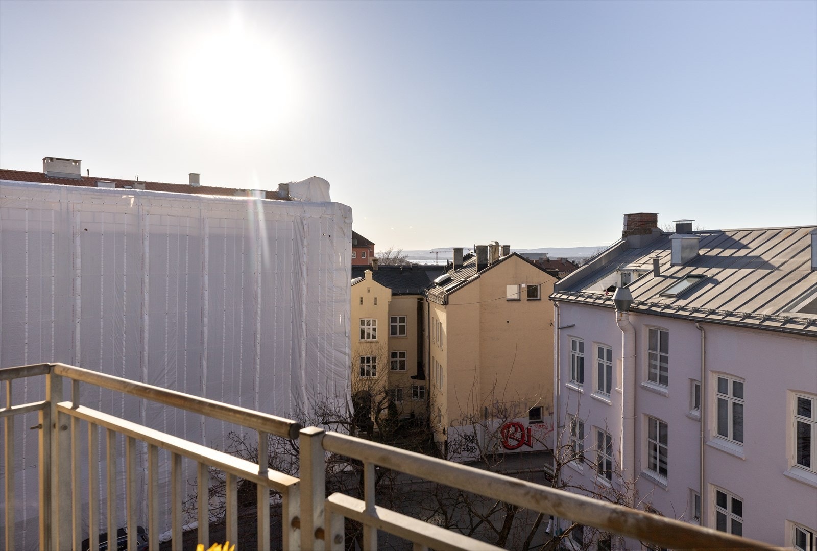 Perfekt for rolige morgener eller lune kvelder. Her har du sol fra ettermiddag til kveld Galleribilde