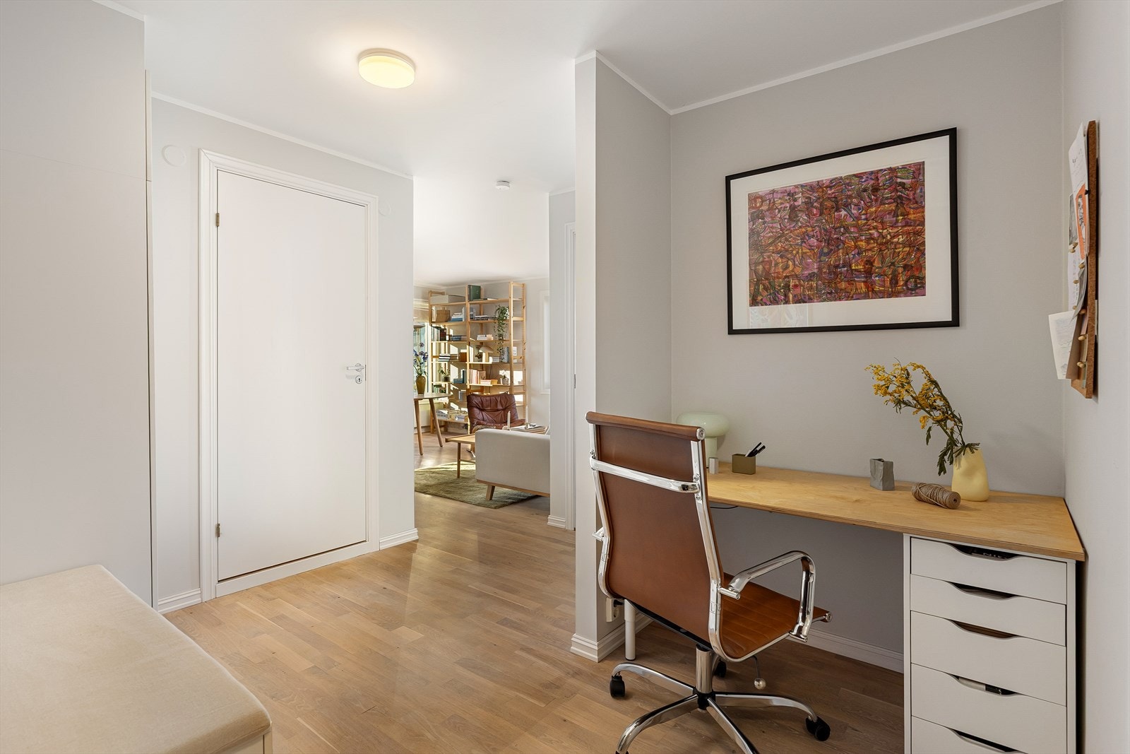 Boligen er meget arealeffektiv og har plass til eget kontorhjørne Galleribilde