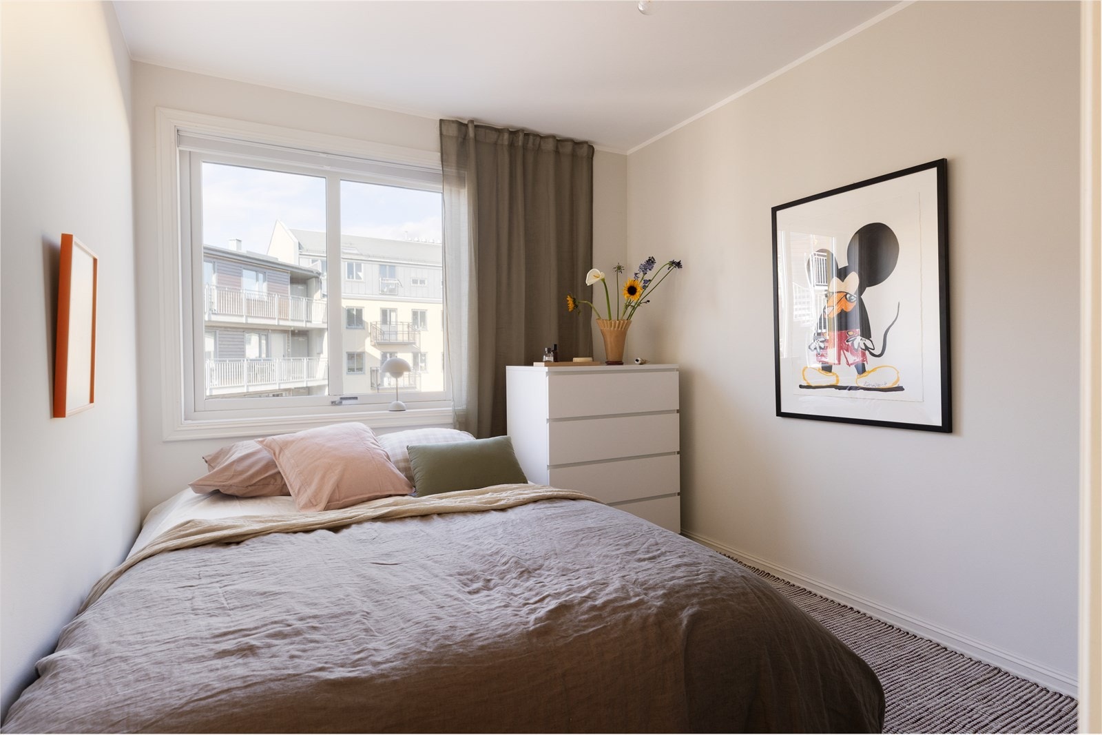 Romslig soverom med god plass til en større dobbeltseng. Rommet er vendt ut mot rolig bakgård Galleribilde