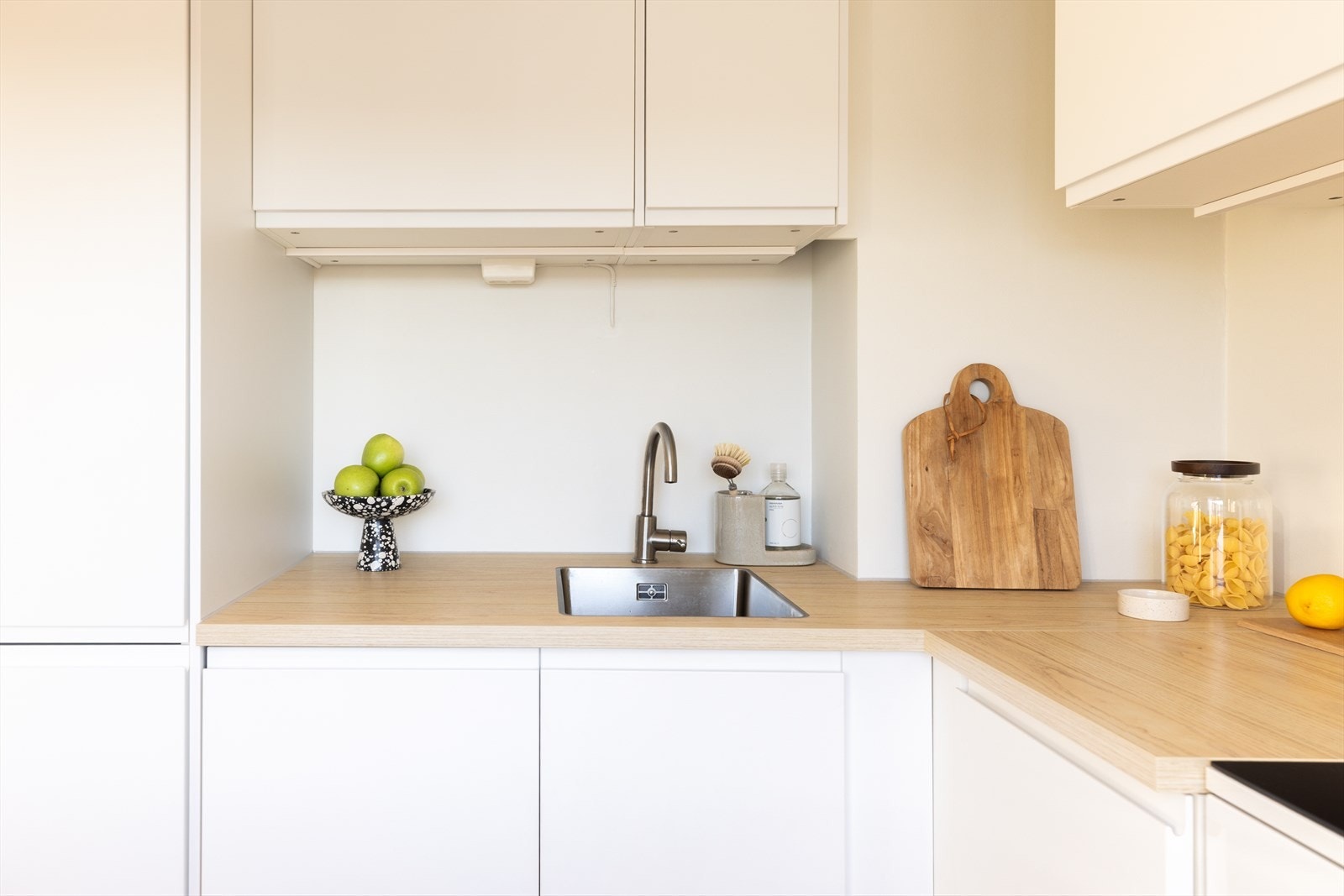 Det er utstyrt med kum med ettgreps blandebatteri, mekanisk avtrekk over komfyren samt integrert kjøl/frys og oppvaskmaskin Galleribilde