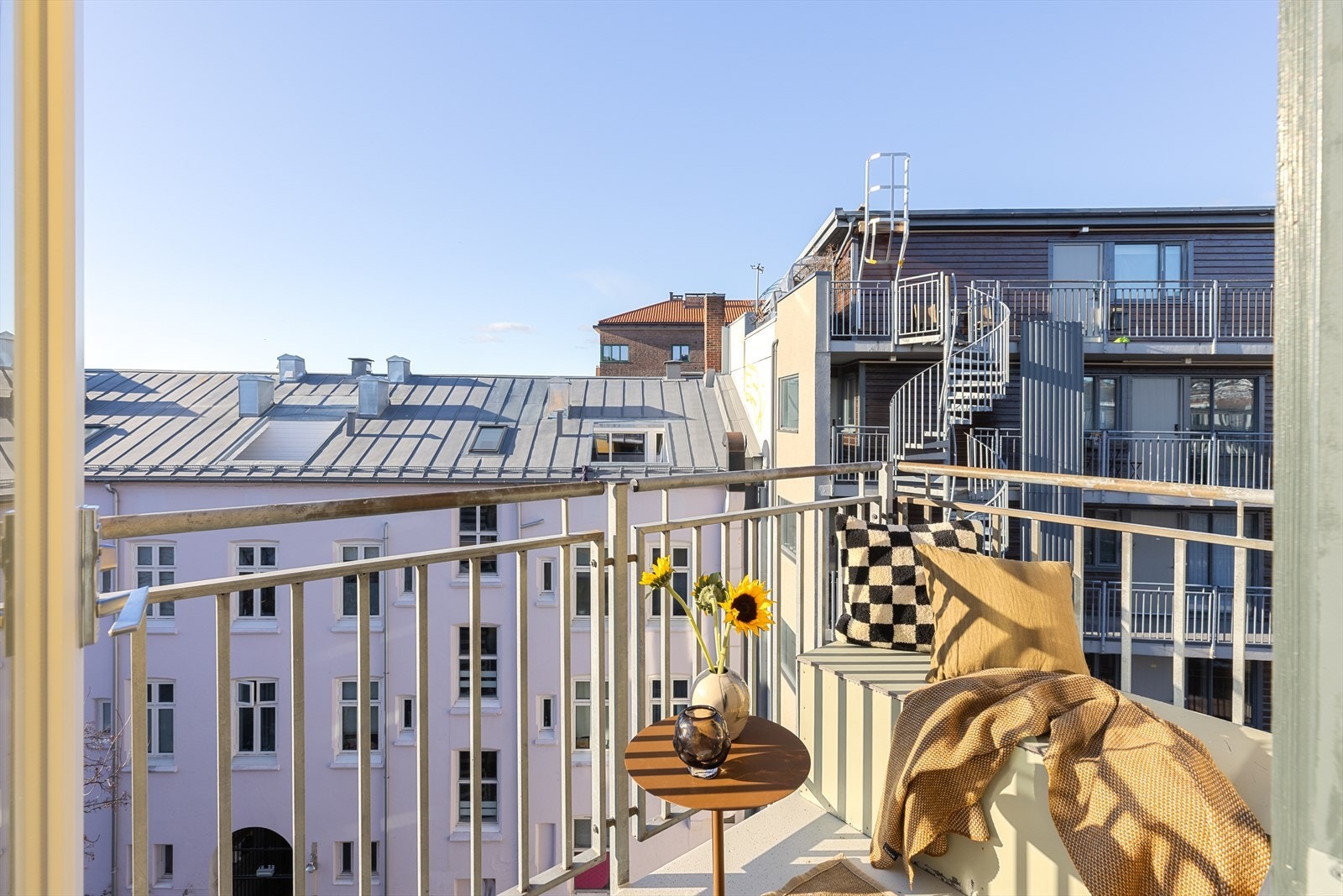 Lys og pen hjørneleilighet med gode kvaliteter! Leiligheten ligger i toppetasjen (5. etasje) og har gode solforhold Galleribilde