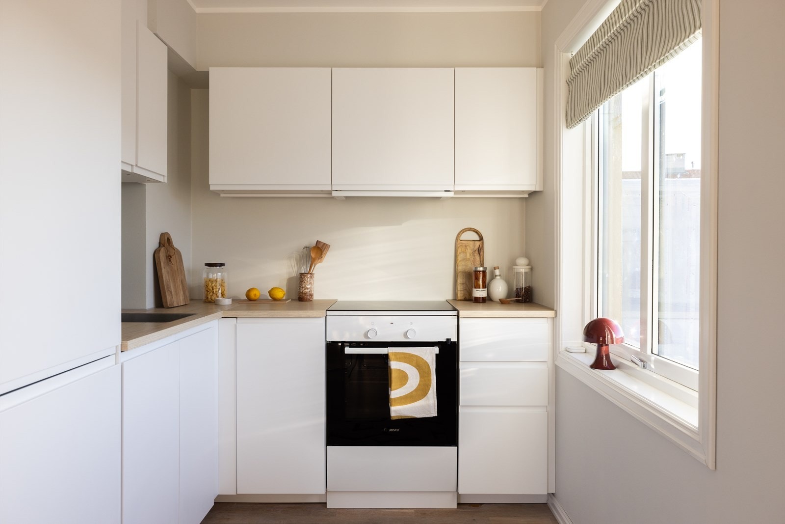 Kjøkkenet har god lagringsplass i over- og underskap, med belysning under overskapene. Slitesterk laminert benkeplate Galleribilde