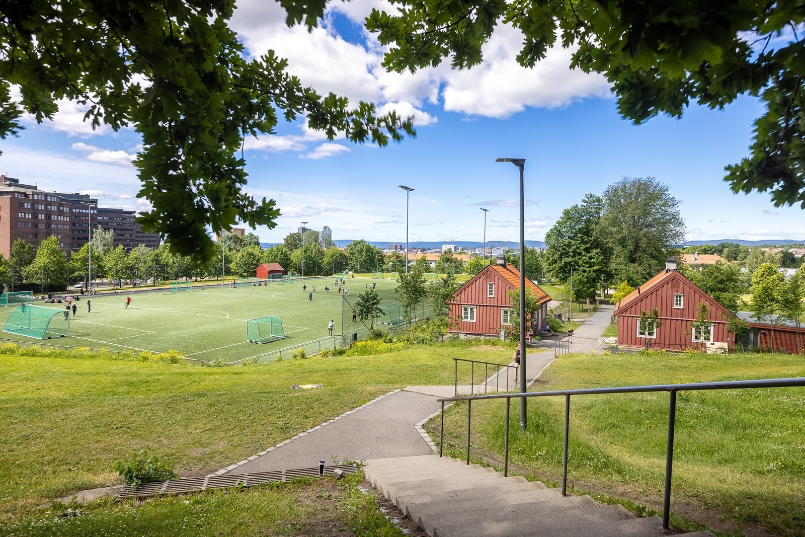 Caltexløkka med flotte grøntområder og Tøyenparkens populære idrettsanlegg ligger en liten spasertur fra leiligheten Galleribilde