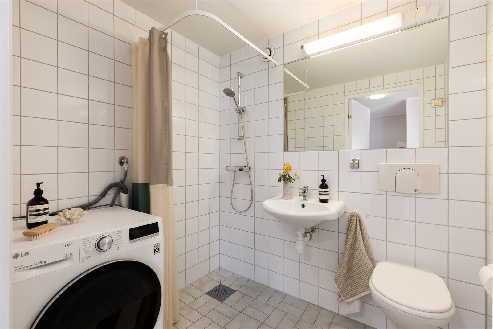 Praktisk flislagt bad med varmekabler i gulve Galleribilde