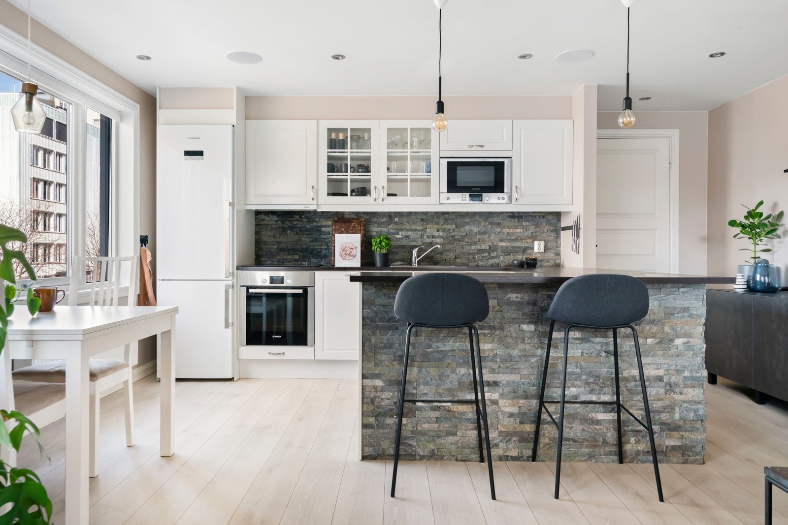 Kjøkkenet har en smart u-formet løsning og fungerer godt som en romdeler. Galleribilde