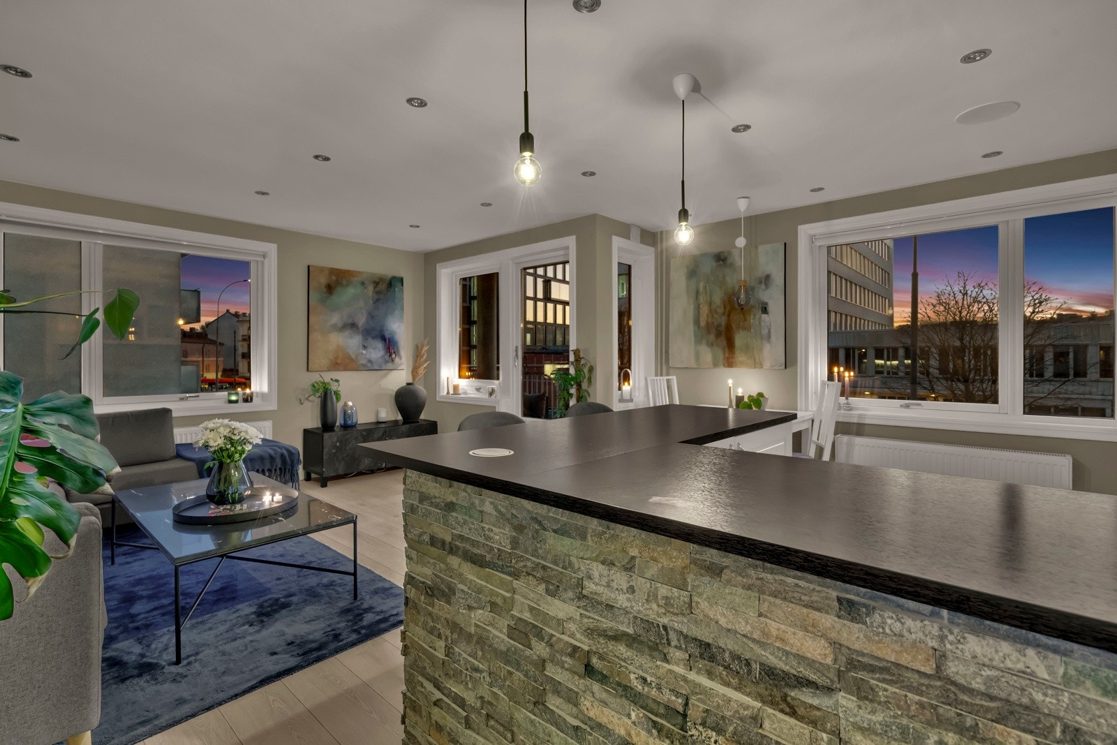 Meget gode lysforhold i stuen med lys fra to sider. Galleribilde