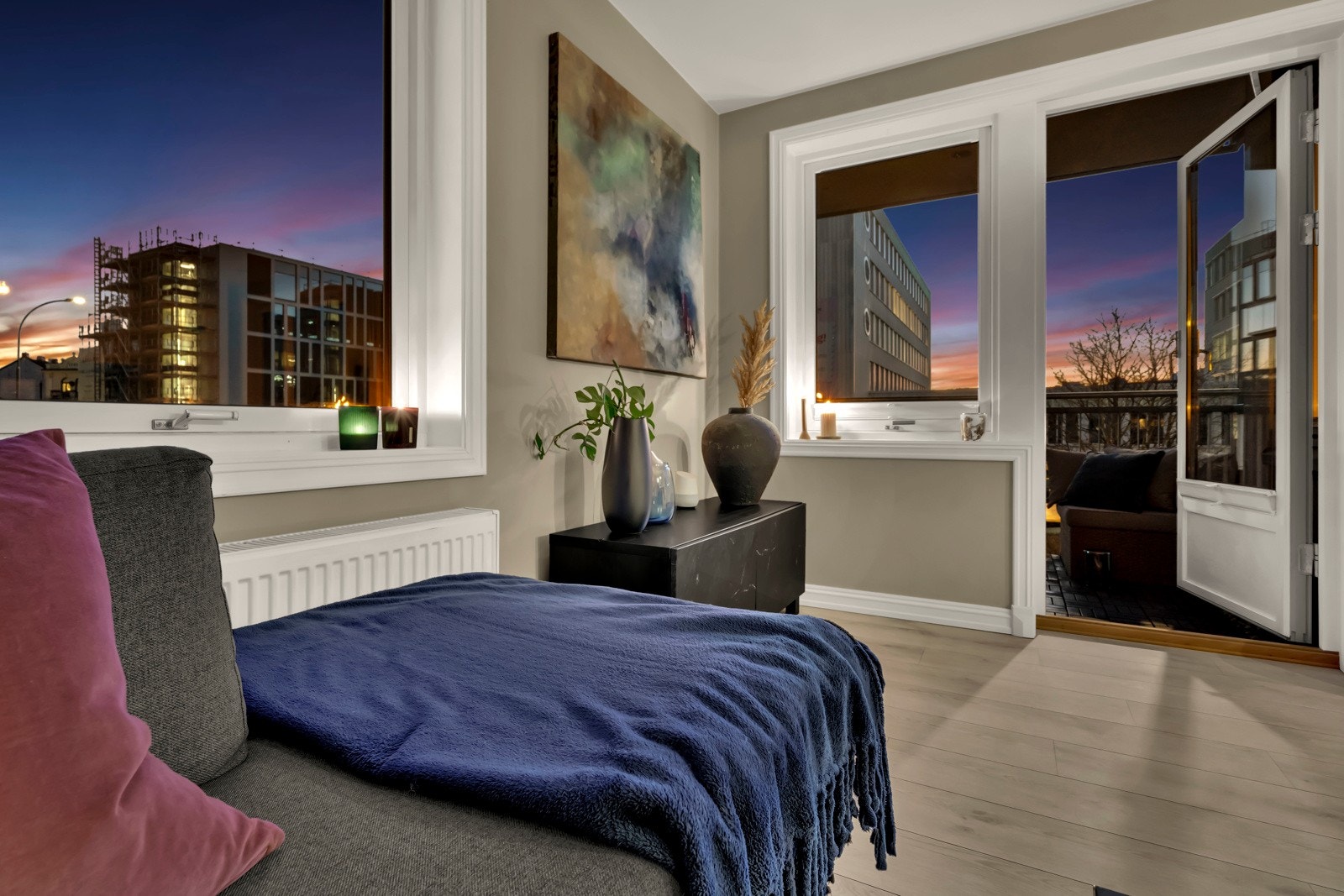 Fra stuen har man direkte adkomst til hyggelig og overbygget hjørnebalkong. Galleribilde