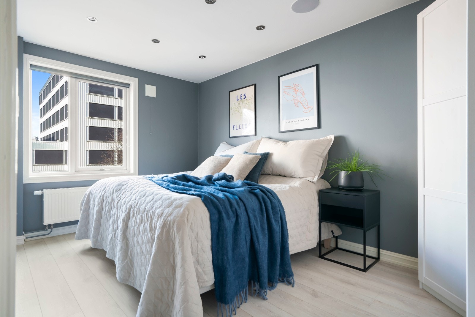 Hovedsoverom med en meget god størrelse. Her har man plass til dobbeltseng med tilhørende nattbord. I himlingen er det montert en innebygd Sonos høyttaler. Galleribilde