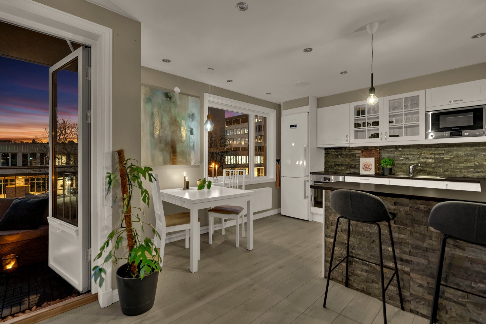 Det er montert smartlys i himlingen. Disse kan styres via app. Galleribilde