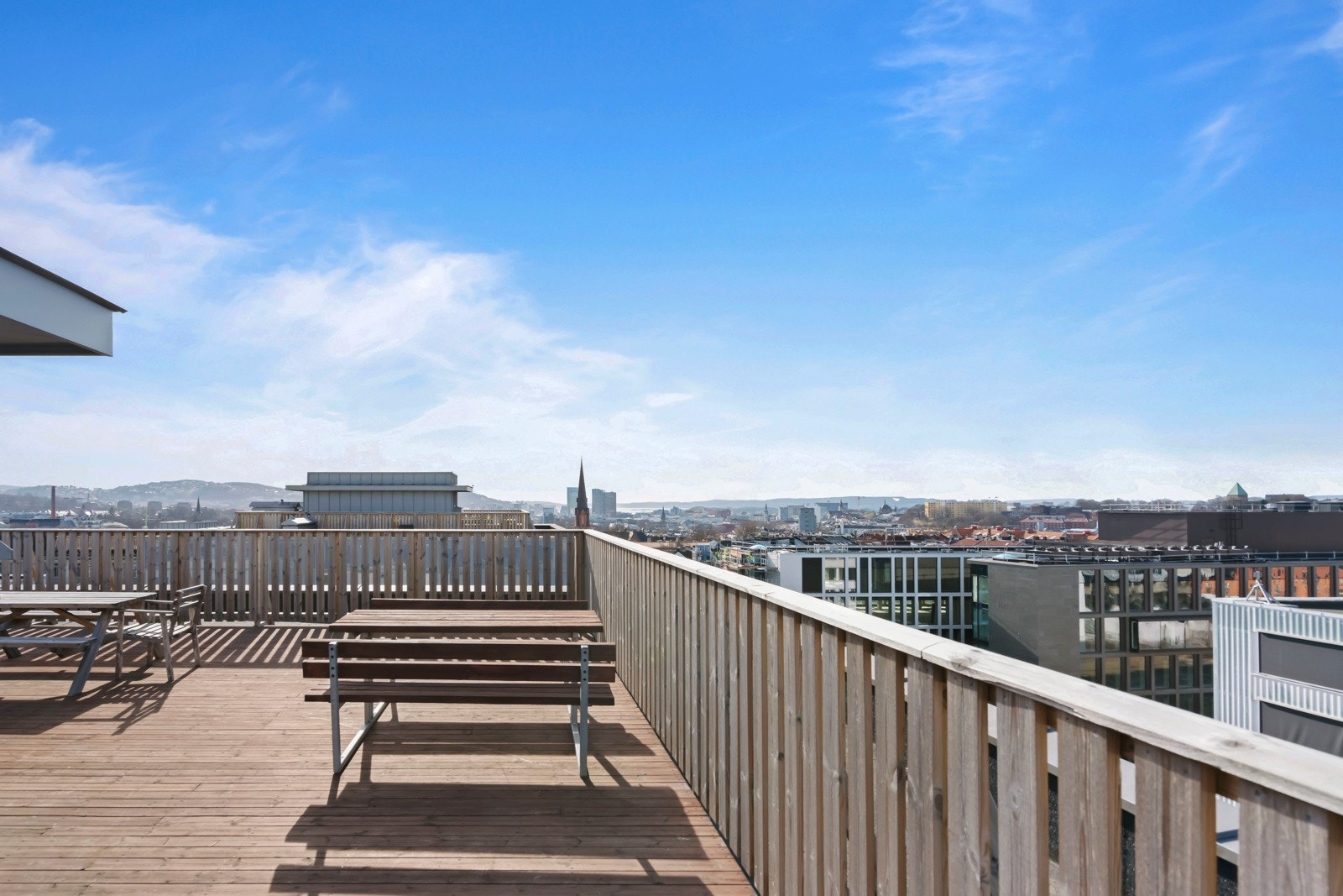 På byggets tak finner man en stor solrik felles takterrasse. Galleribilde