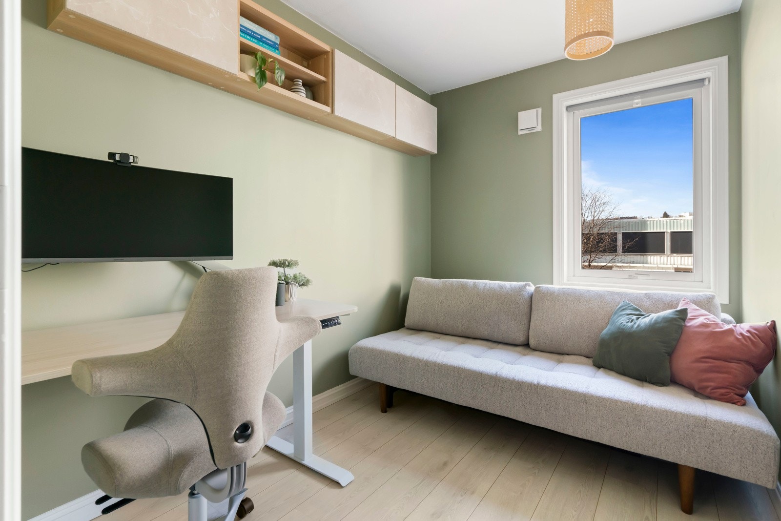 Praktisk soverom velegnet som barnerom, gjesterom eller hjemmekontor. Rommet er nylig malt i en moderne og stilsikker farge. Galleribilde