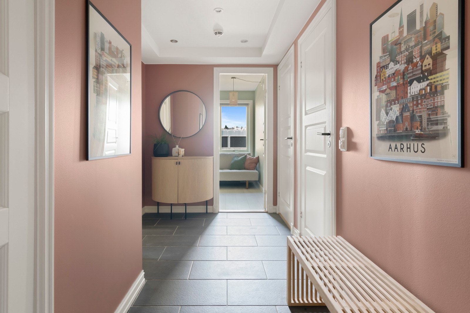 En romslig gang malt i tiltalende farger gir et godt førsteinntrykk av leiligheten. Praktiske fliser med varmekabler på gulv. Galleribilde