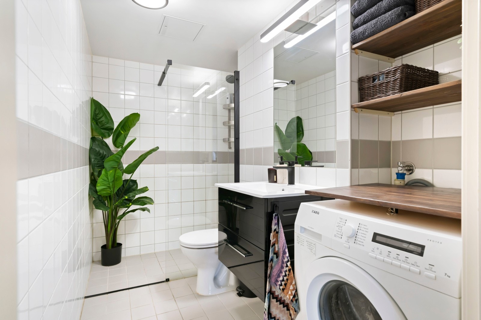 Dusjsone med glassvegg i herdet klart glass med sorte lister. Galleribilde