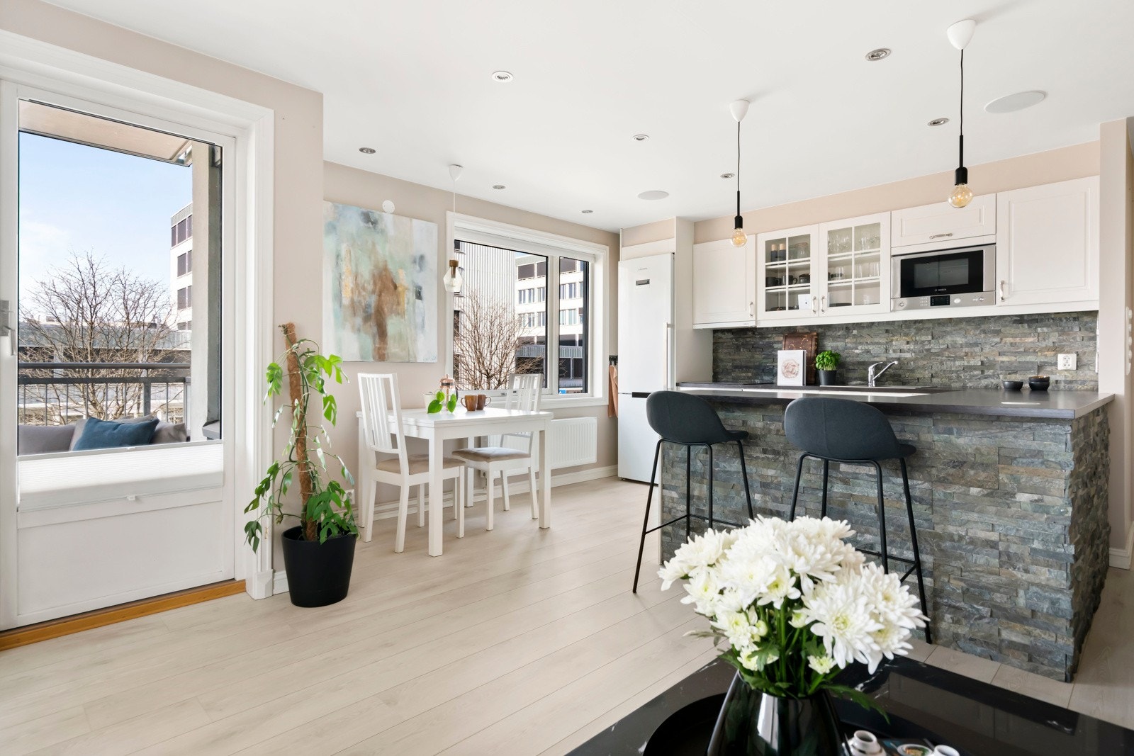 Skiferfliser på utsiden av barløsning og mellom benkeplate og overskap gir et eksklusivt preg. Galleribilde