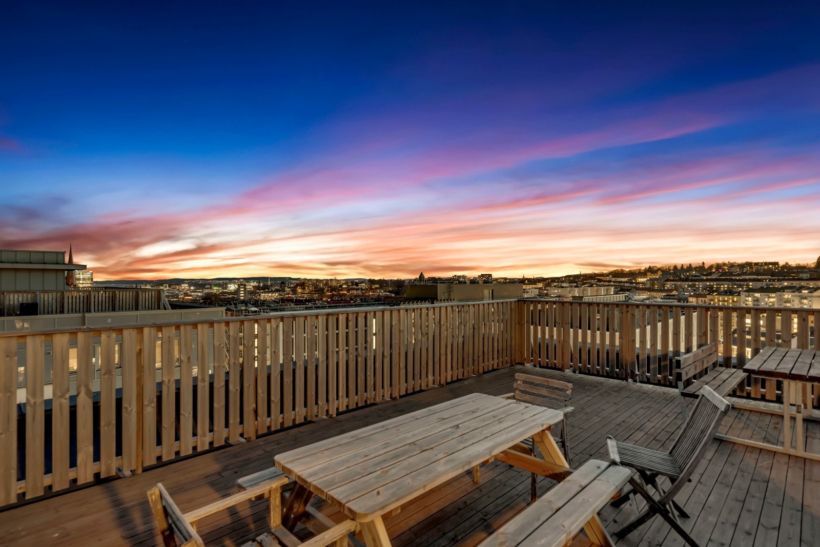 På byggets tak finner man en stor felles takterrasse med sol hele dagen og fantastiske utsiktsforhold. Galleribilde