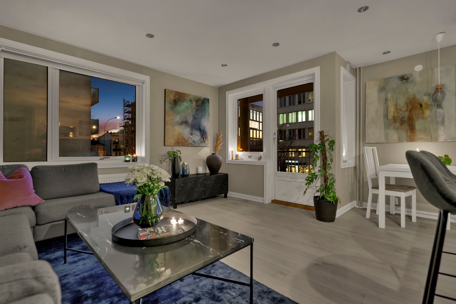 Stuen har en flott størrelse og kan enkelt innredes med sofagruppe, spisebord og oppbevaringsmøbler. Galleribilde