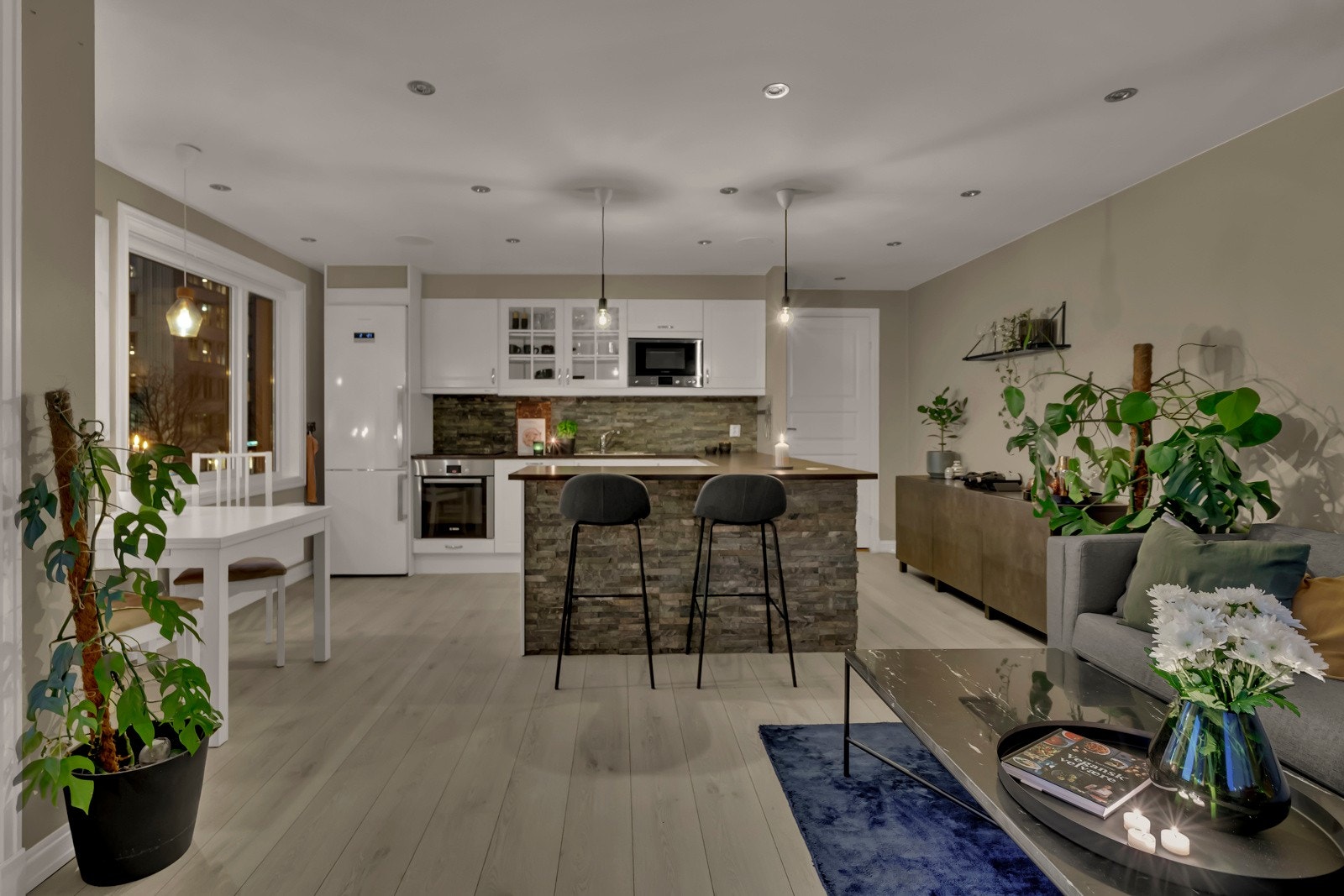 Leiligheten har en moderne stil med en god planløsning og en romslig, sosial og hyggelig stue- og kjøkkenløsning. Galleribilde