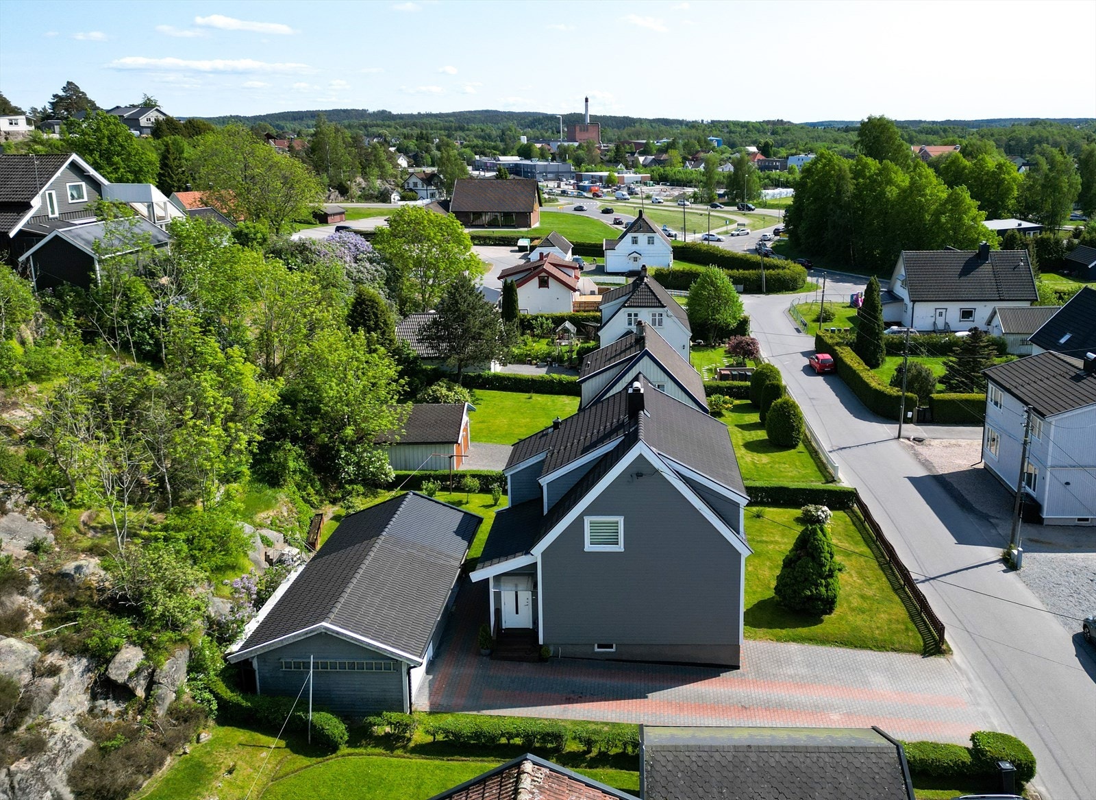 Eneboligen fra 1912 er oppgradert og oppusset med gråmalt med liggende kledning og nye vinduer. Galleribilde