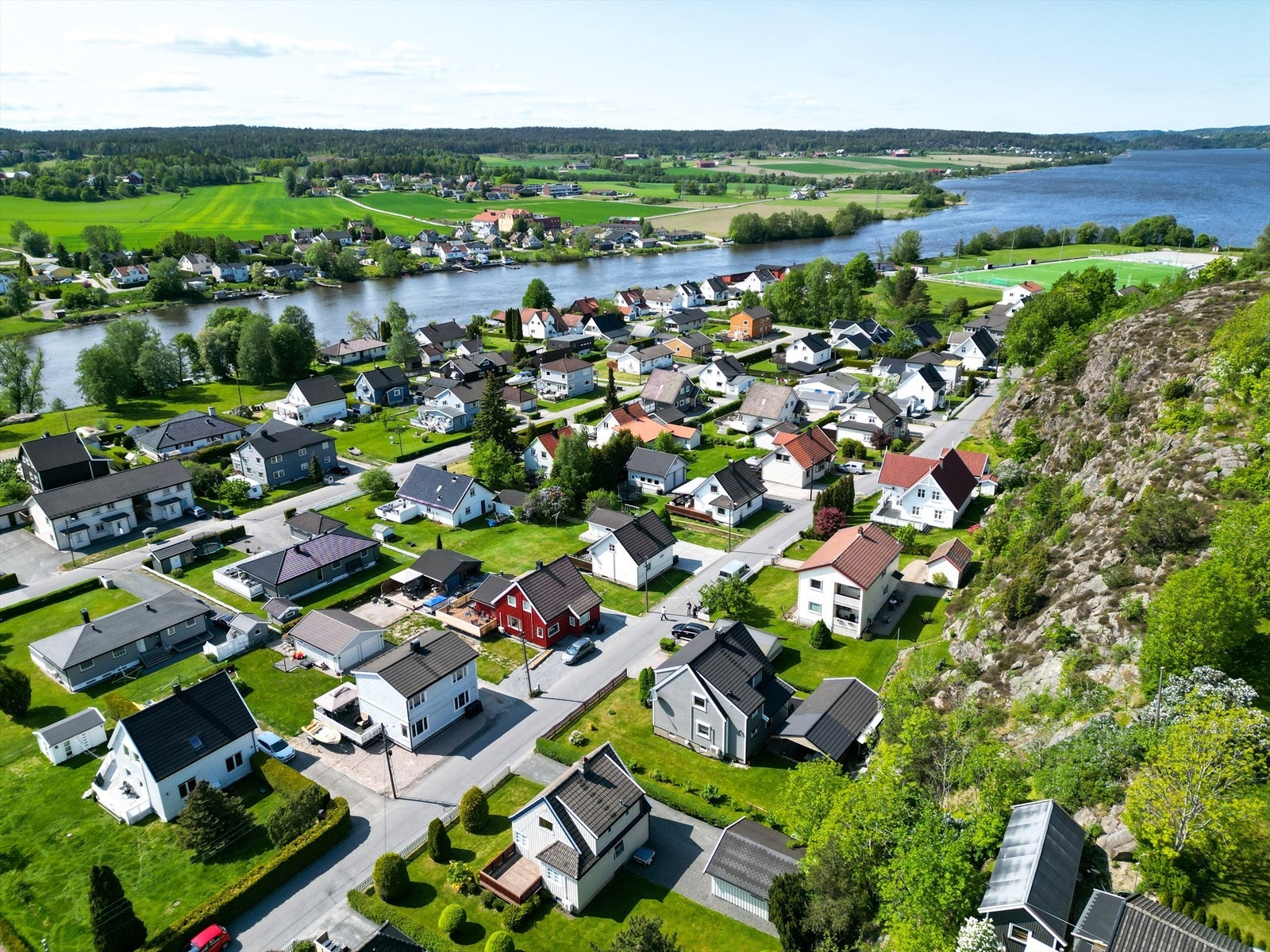 Fra boligen er det en kort rusletur bort til Greåker Idrettsforeningen og fotballbanen. Galleribilde