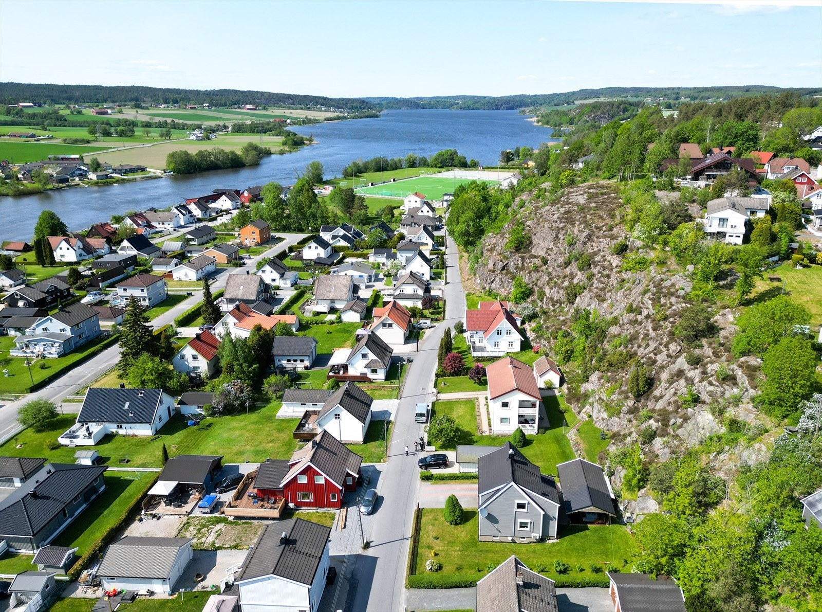 Nabolaget ligger på flatlandet mot elva, foran en lang åsrygg. Her er for det meste eldre, renoverte eneboliger med frodige hager og en rolig, lun stemning. Galleribilde