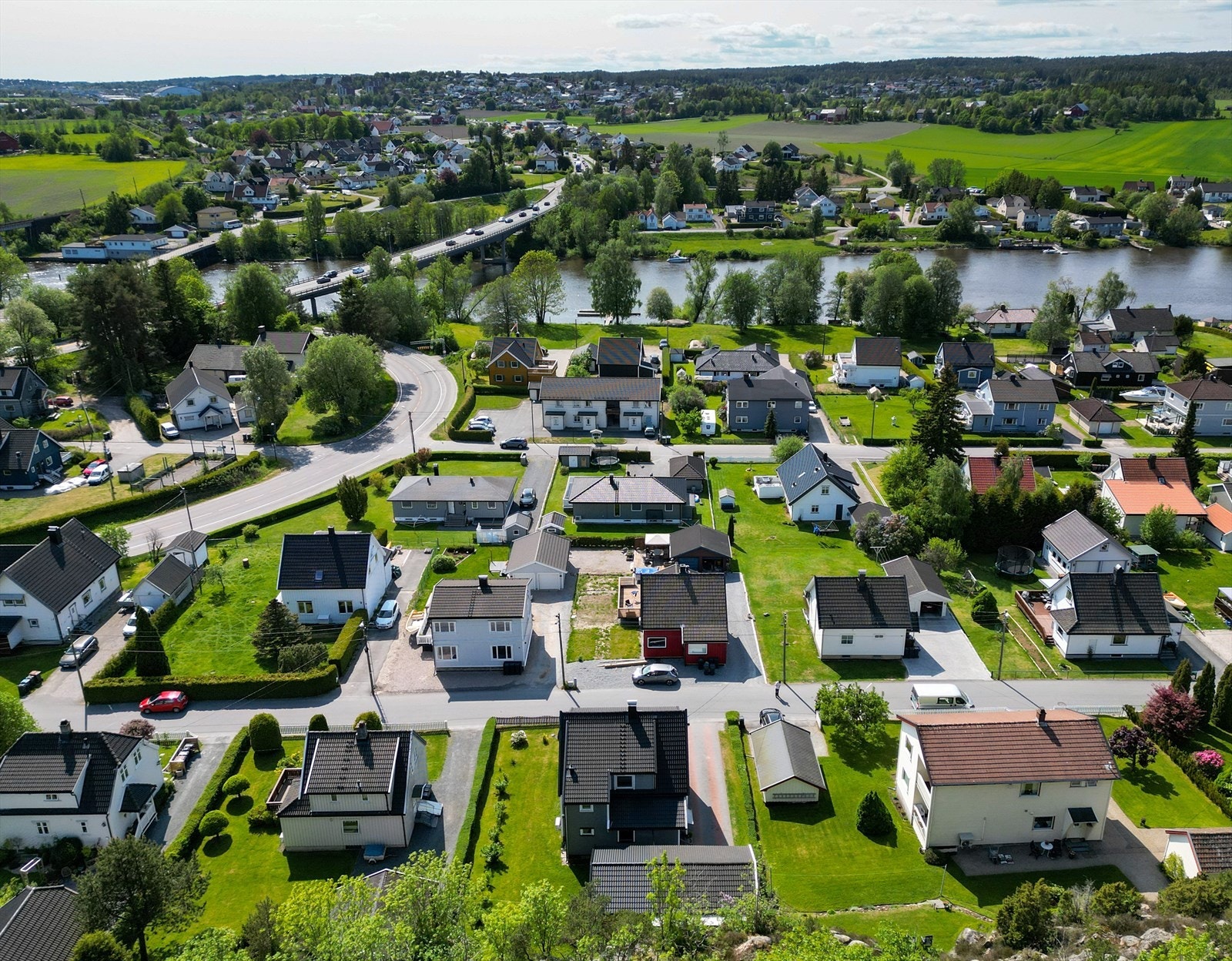 Nærmeste matbutikk er kun 500 m unna boligen, videregående 1 km og barneskole- og ungdomsskole 1.6 km unna. Galleribilde
