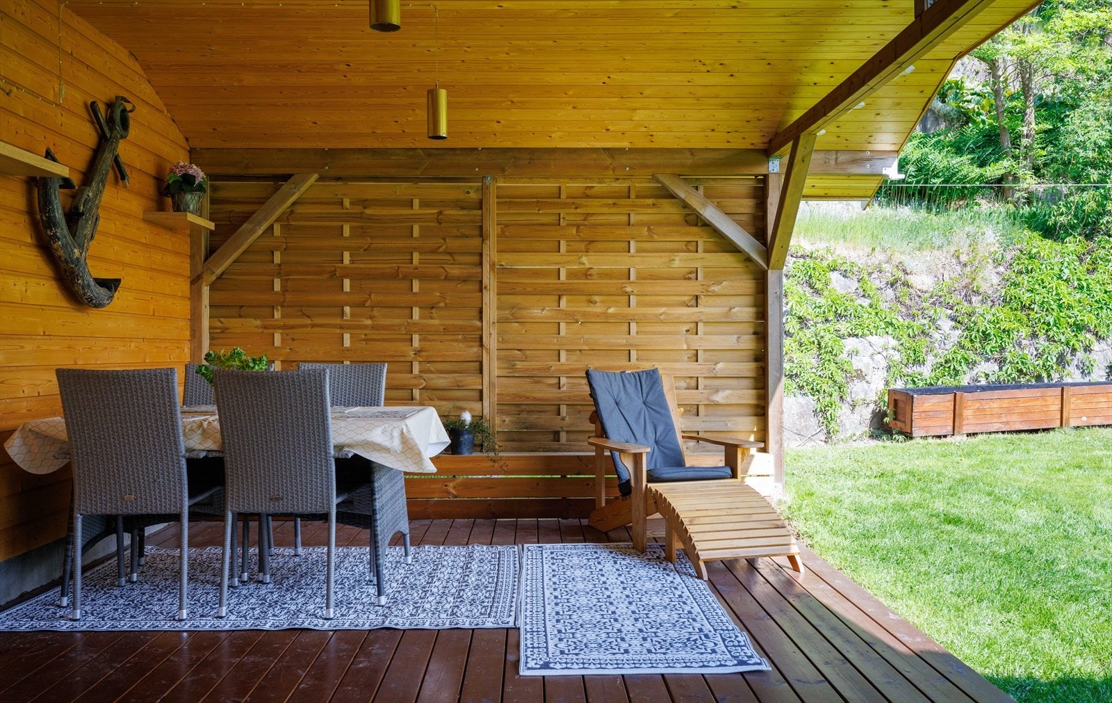 Garasjen har forresten bod og mot hagen åpner den seg til en overbygd platting. Galleribilde
