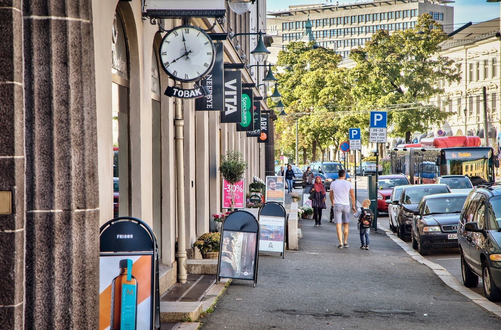 Rikt gateliv med butikker og servicetilbud Galleribilde