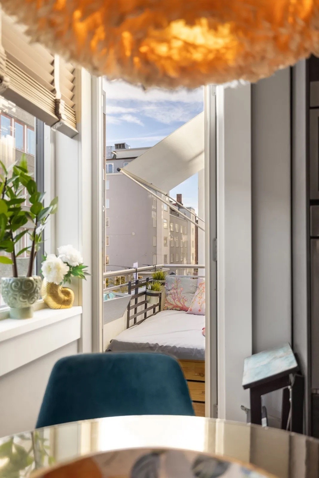 Fra stuen er det utgang til hyggelig balkong. Galleribilde