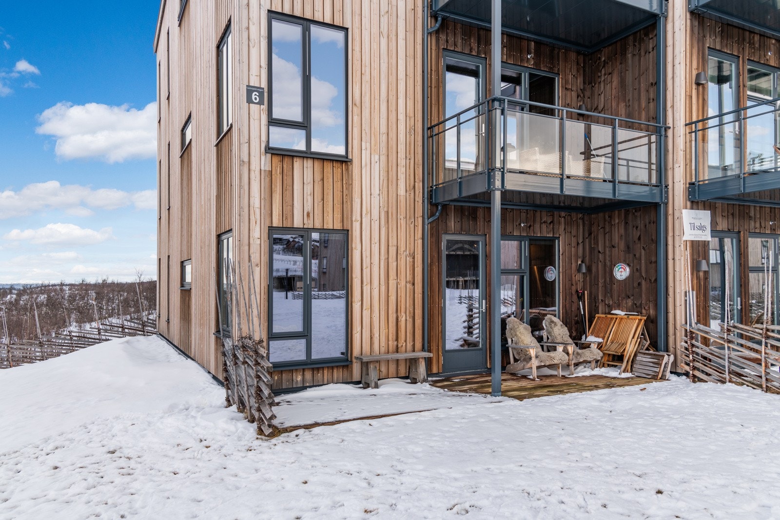 Leiligheten har en fin beliggenhet på enden med markterrasse. Galleribilde