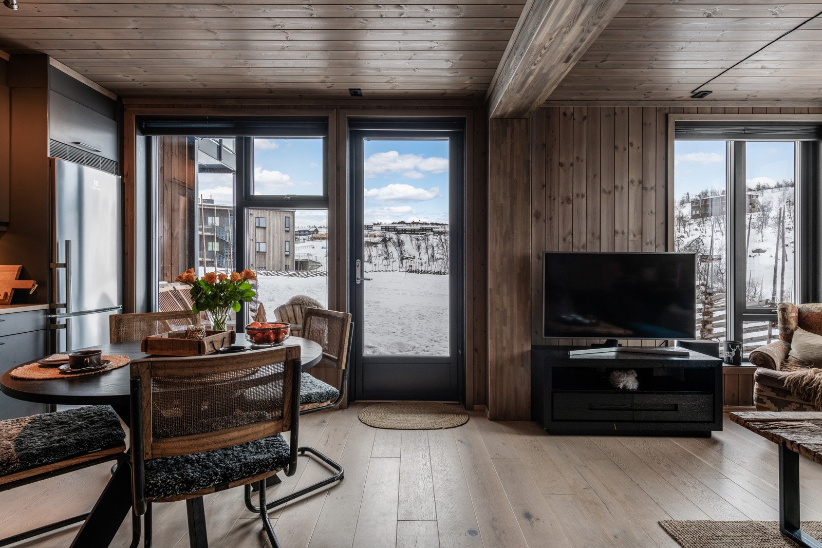 Leiligheten ligger i 1. etasje med delvis overbygget markterrasse. Galleribilde