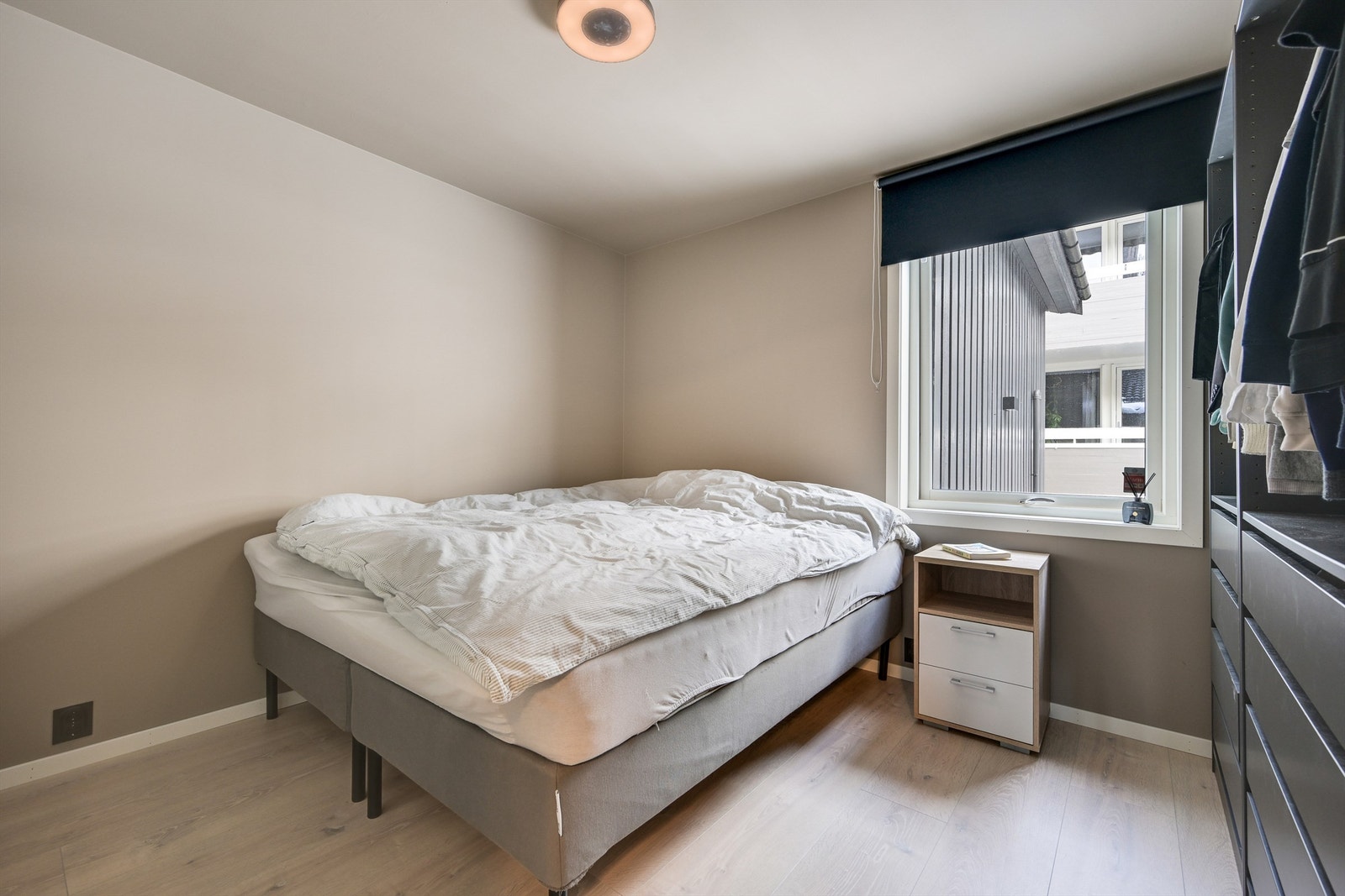 Soverommet er lyst og pent innredet med dobbeltseng og garderobeskap. Galleribilde