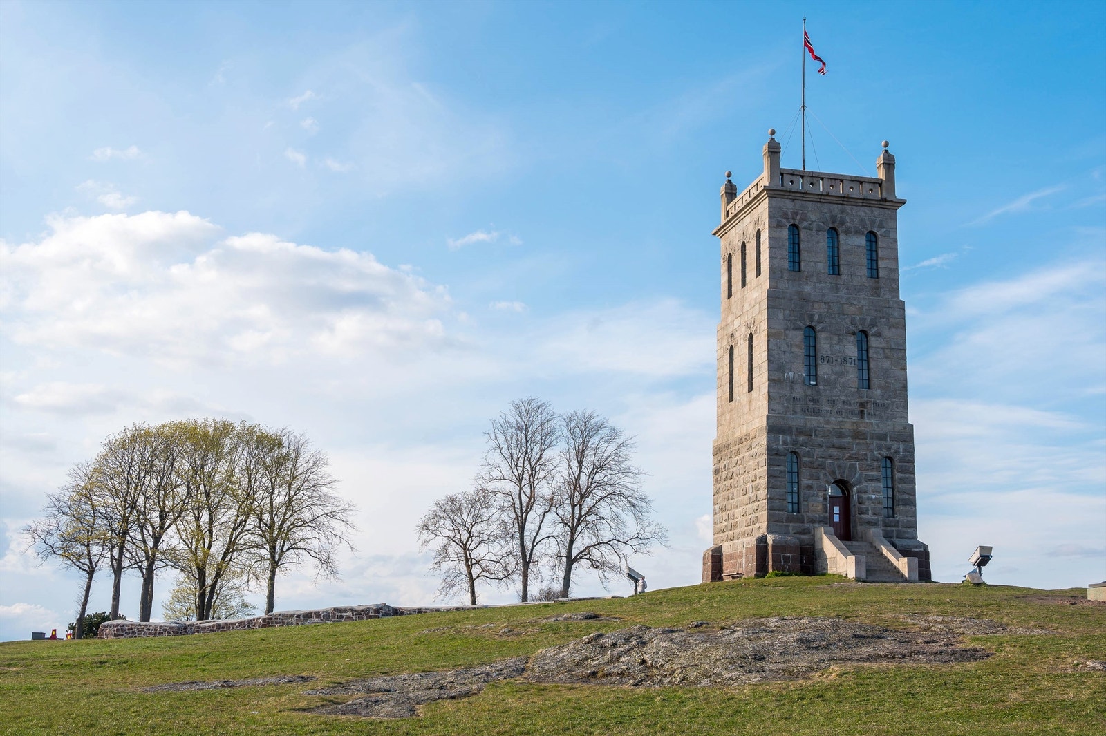 Her har man Slottsfjellet som nærmeste nabo med flotte tur- og rekreasjonsområde. Galleribilde