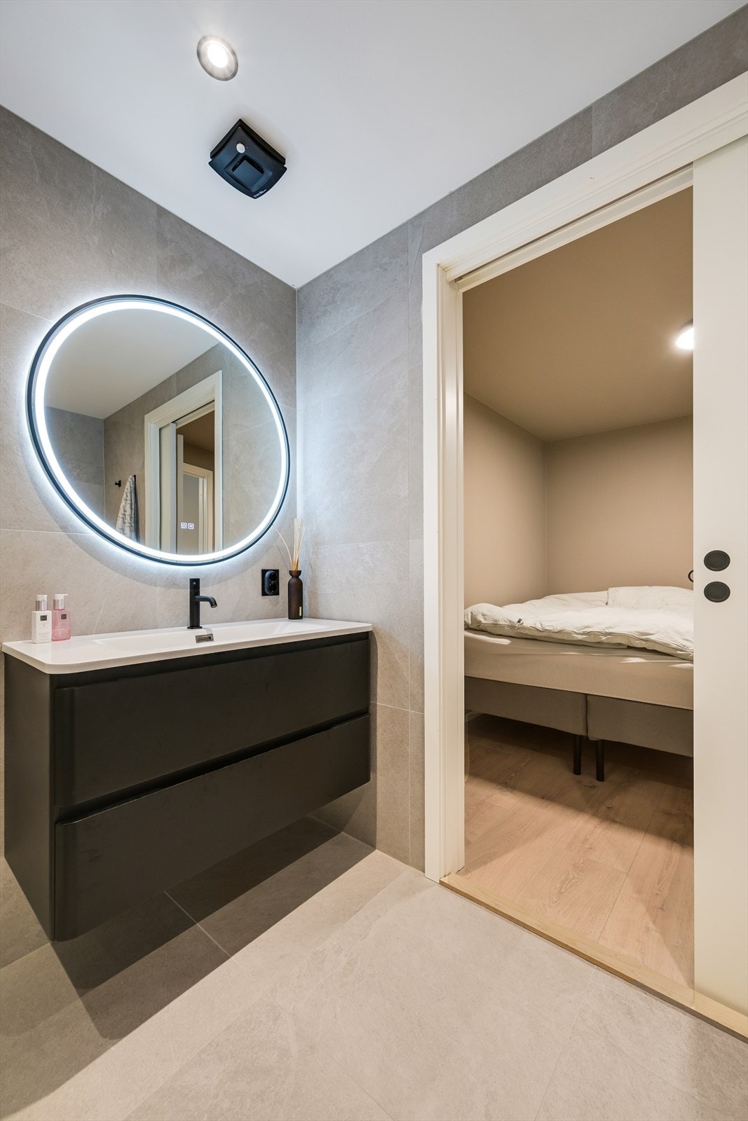 Badet er renovert i 2024 og innredningen er fra Megaflis. Galleribilde