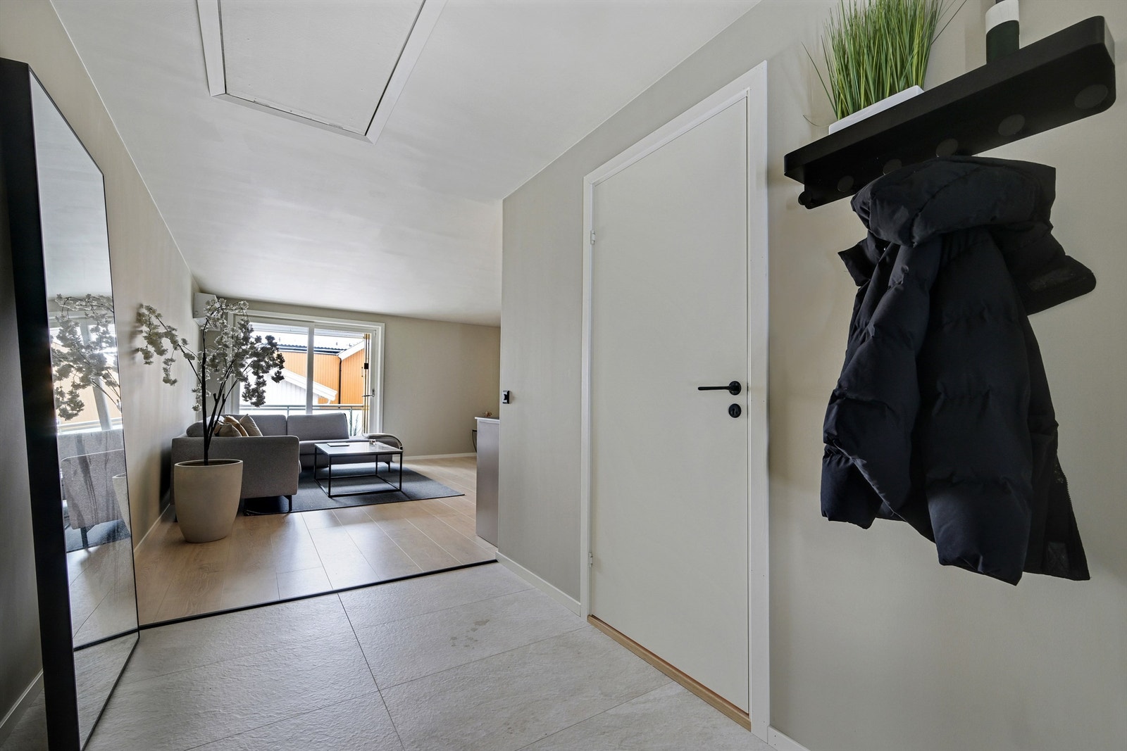 Boligen er lettstelt og innbydende med en romslig flislagt entré. Galleribilde