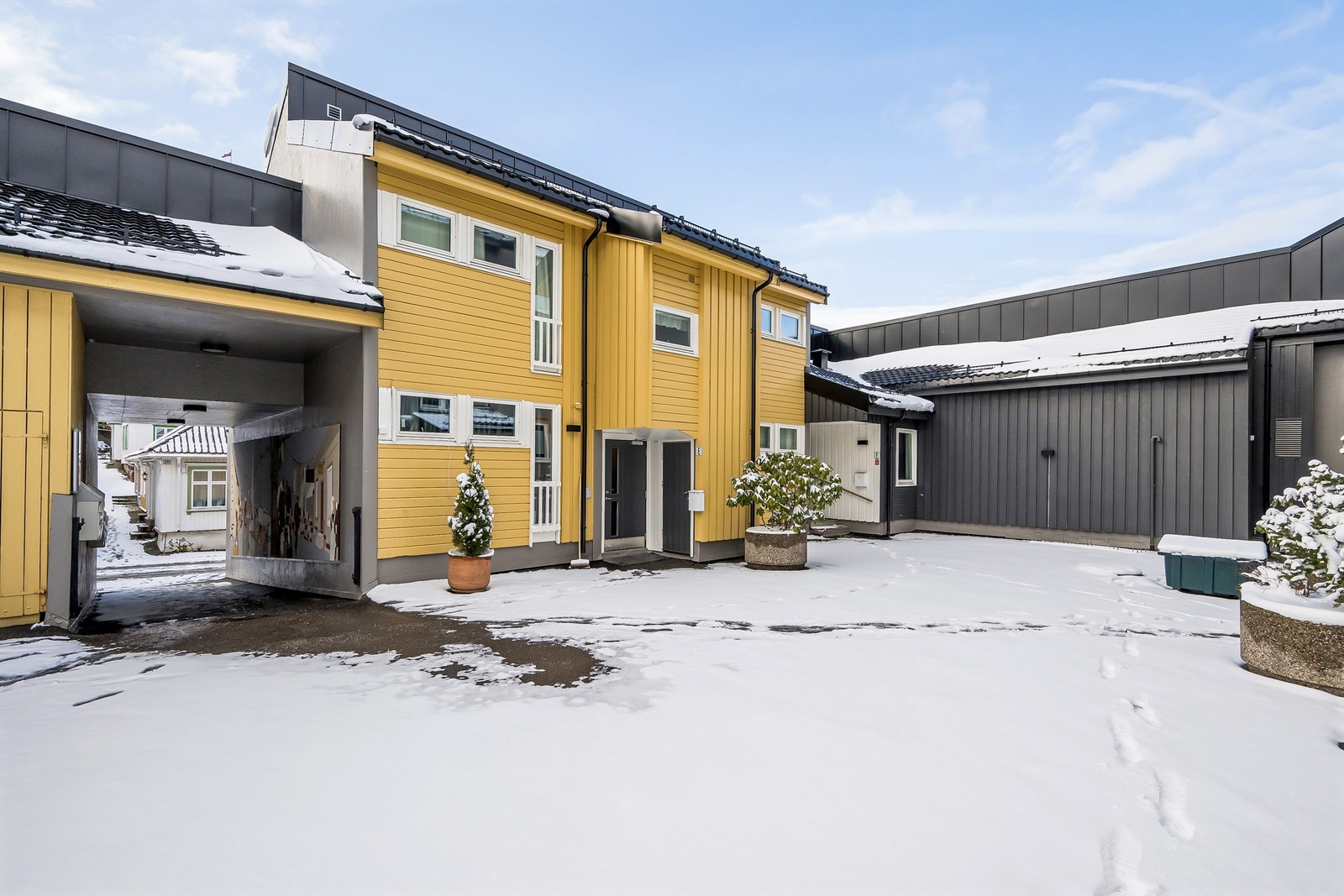 Borettslaget har en stor, felles bakgård med fine sitteplasser. Galleribilde