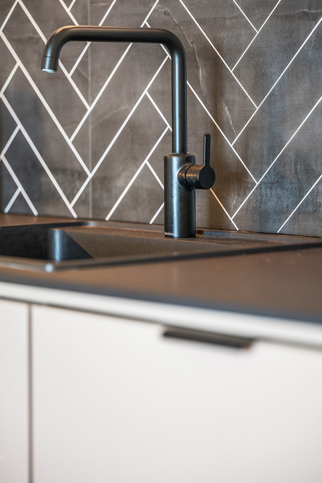 Innredet med kjøl/fryseskap, oppvaskmaskin, induksjonstopp, stekeovn, vannstoppsystem og komfyrvakt. Det er kjøkkenventilator med kullfilter. Galleribilde