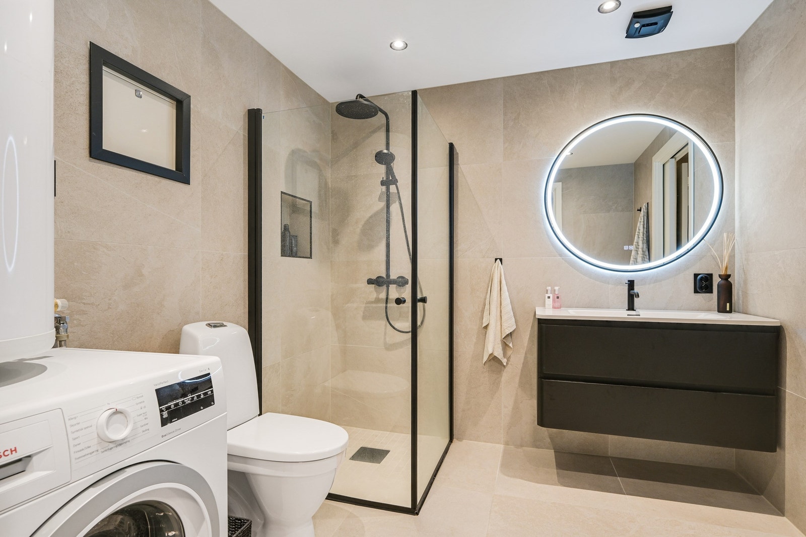 Badet er svært delikat med varmekabler og flislagte vegger og gulv. Galleribilde