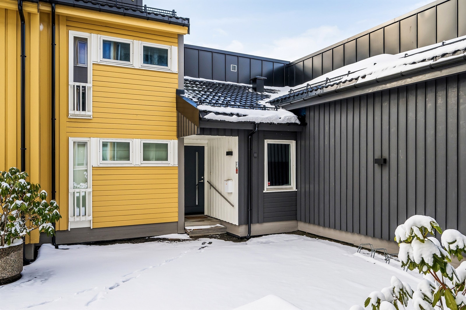 Boligen har alt på et plan og egen inngang med et par trappetrinn opp. Galleribilde