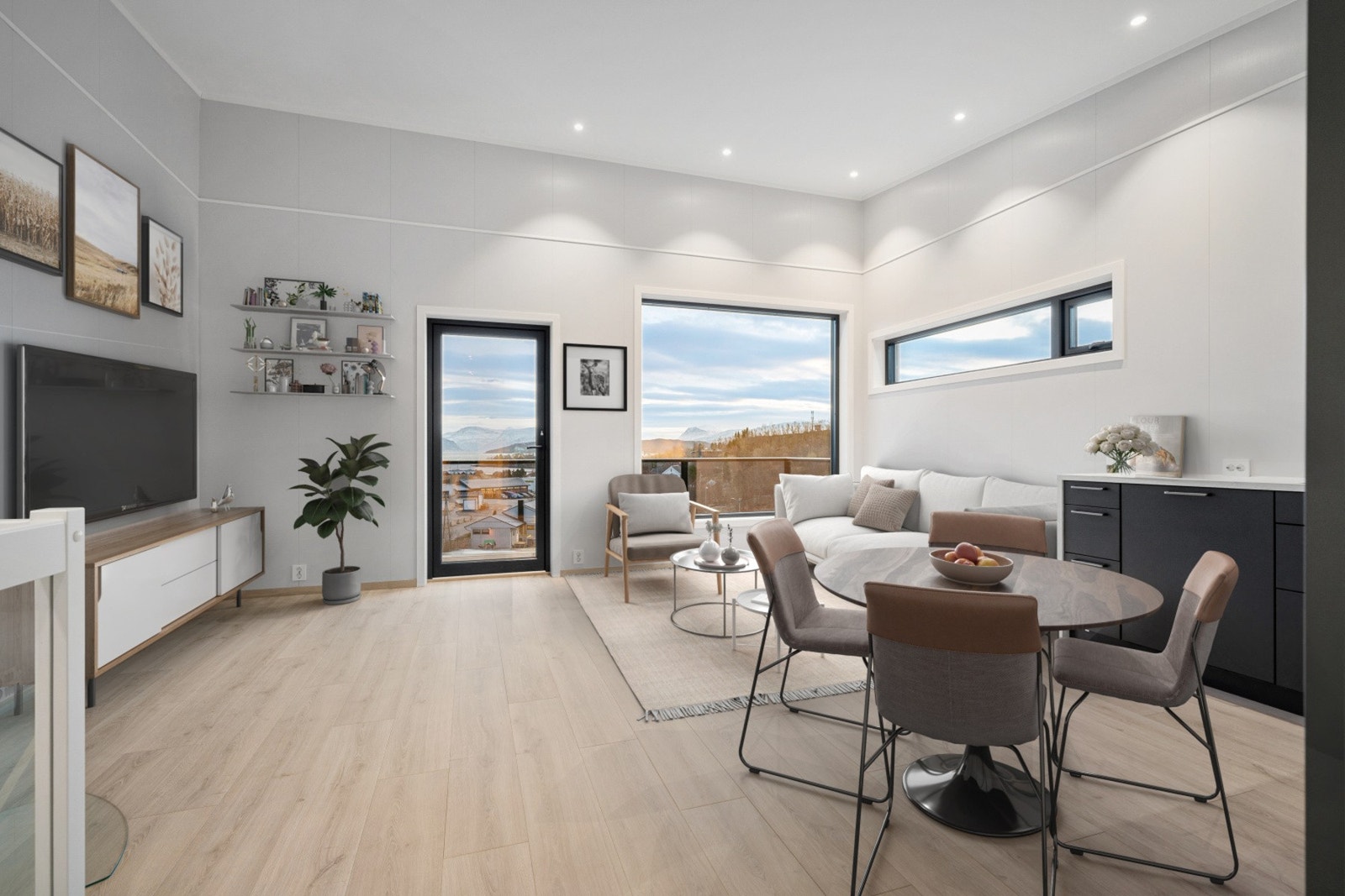 Den luftige takhøyde og den åpne løsningen gir god romfølelse Galleribilde