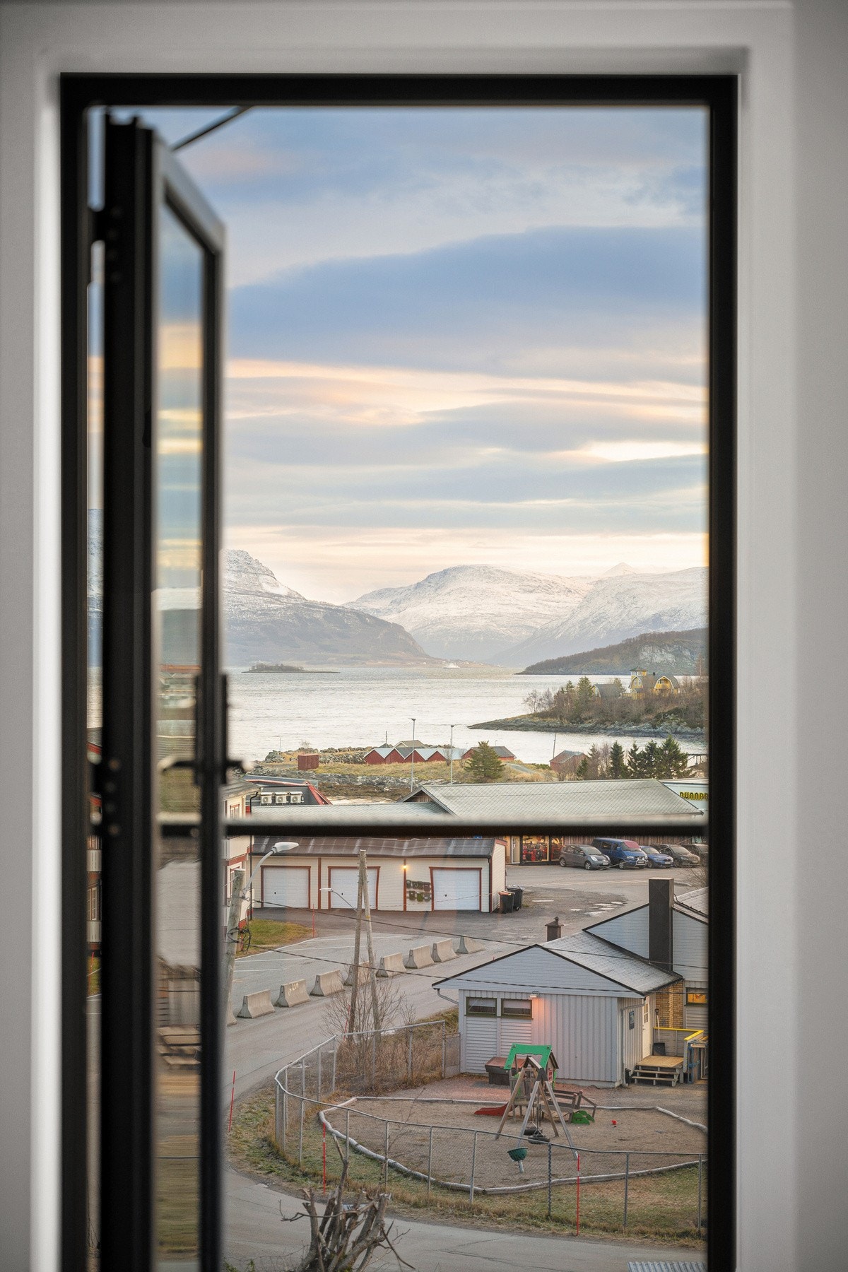 Fra stuen er det utgang til balkong Galleribilde