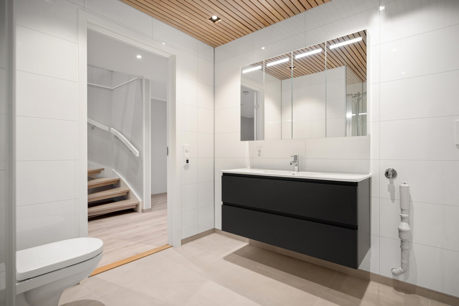 Moderne overflater og innredninger på badet Galleribilde