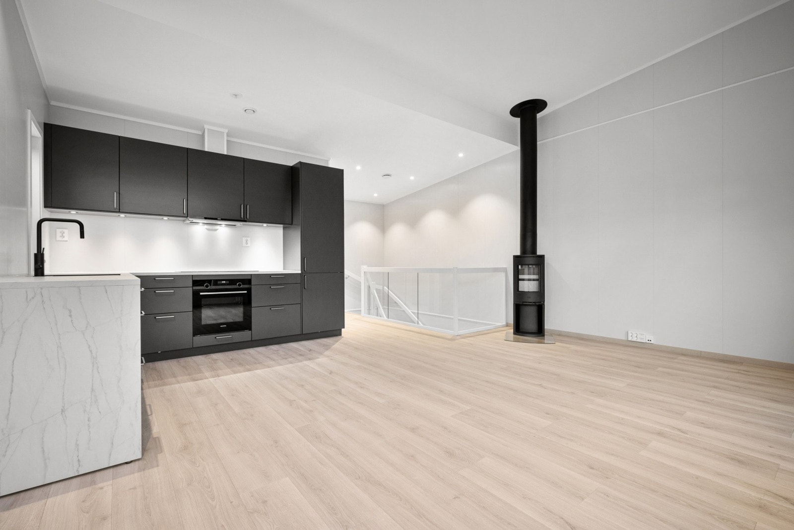 Det er god plass til spisebord i tilknytning til kjøkkenet Galleribilde