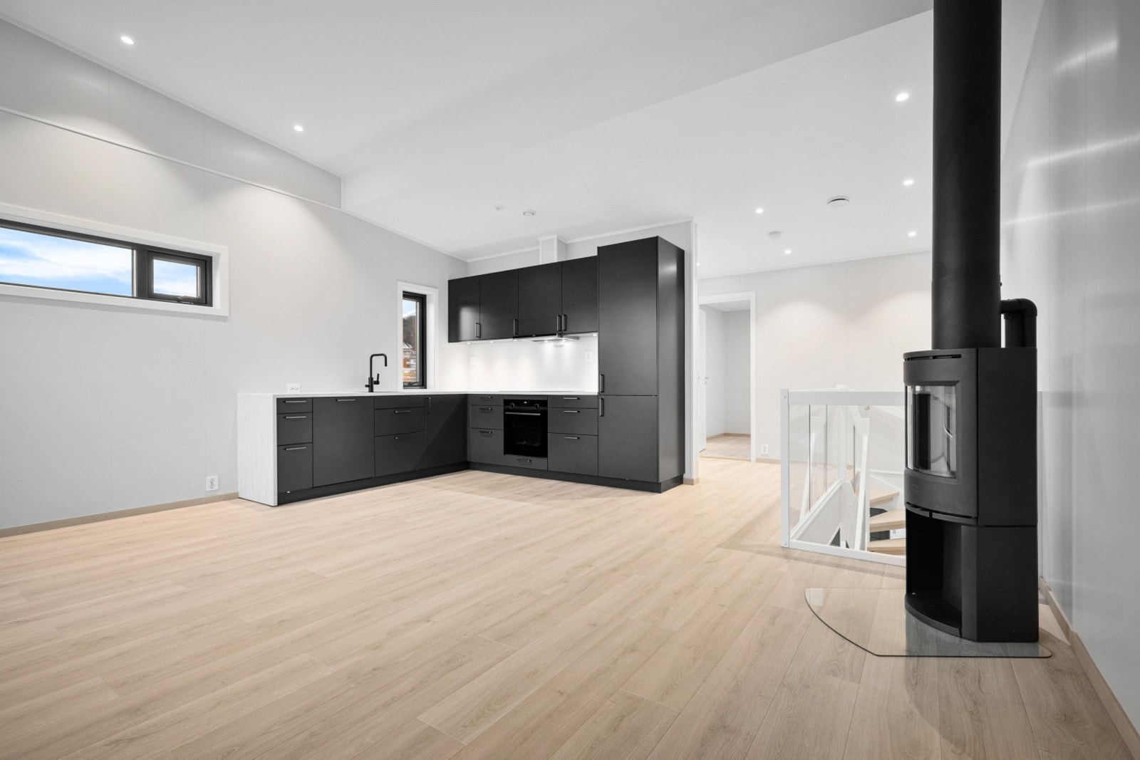 Stue og kjøkken i åpen løsning Galleribilde