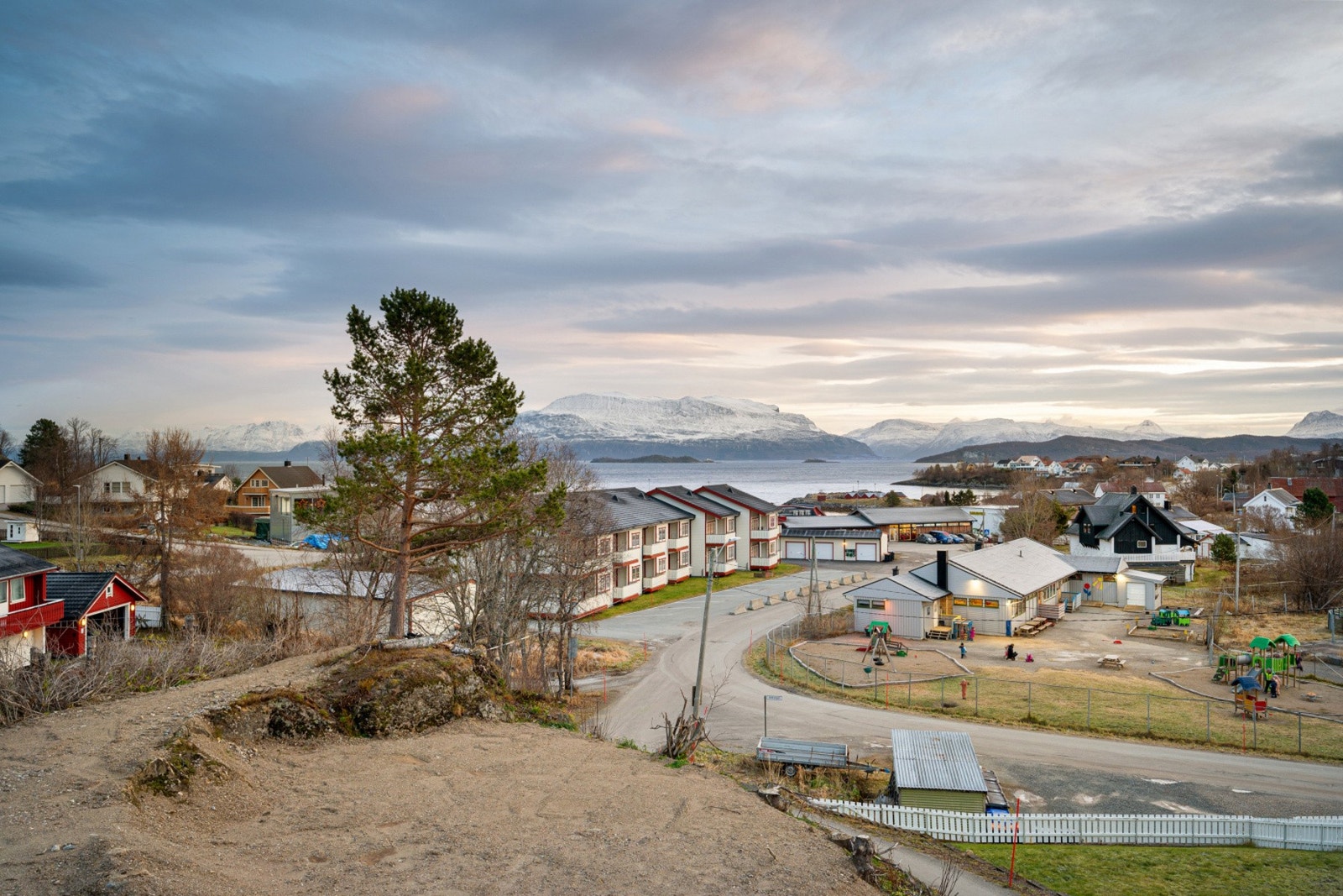 Fra stuen nyter du nydelig utsikt mot hav og fjell Galleribilde