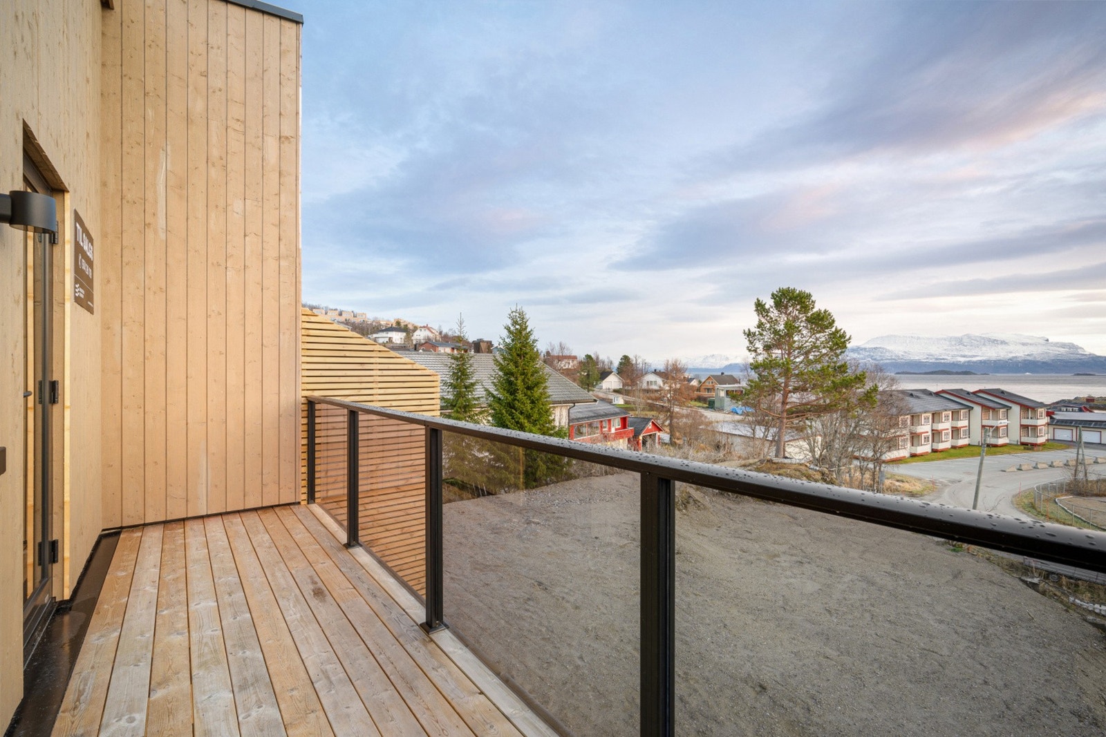 Balkong med utgang fra stue/kjøkken i 2.etasje Galleribilde