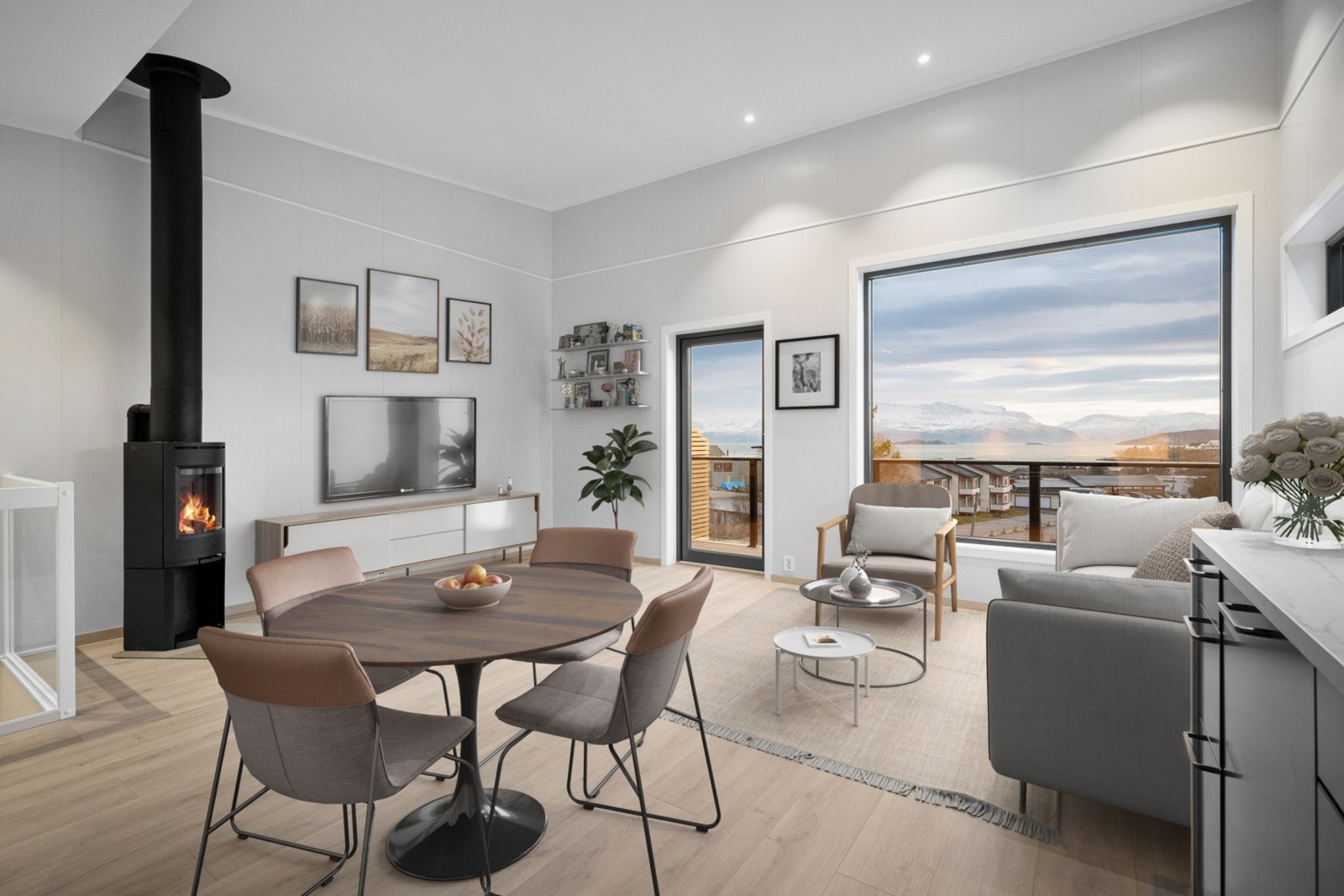 Stue i 2.etasje med god takhøyde og store vindusflater i utsiktsretningen Galleribilde